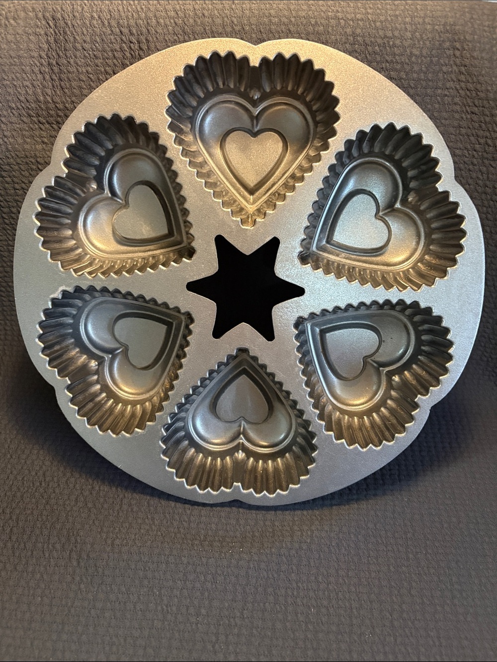 Wilton dimensions 6 cup mini heart pan. Heavy cast aluminum. 12” wide So sweet!